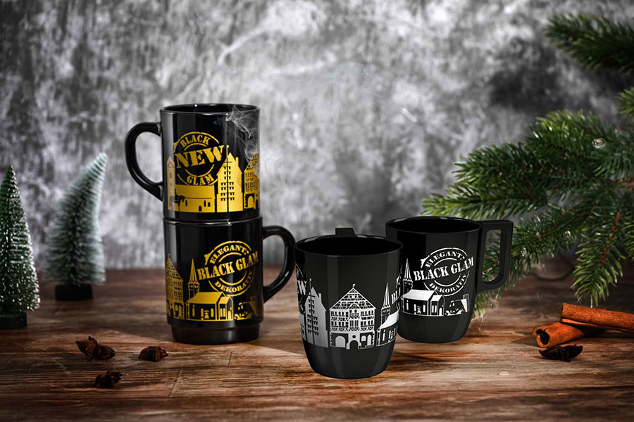 Henkelbecher Nuevo Black Glam in Schwärz mit silbernem Aufdruck - Henkelbecher Black Glam in Schwärz mit goldenem Aufdruck