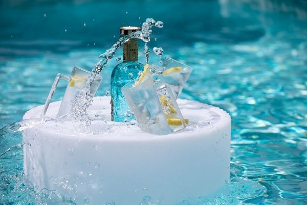 Denver in Klarglas im Pool