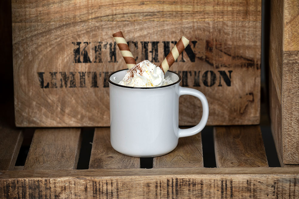 Tasse Vintage weiss mit schwarzem Rand